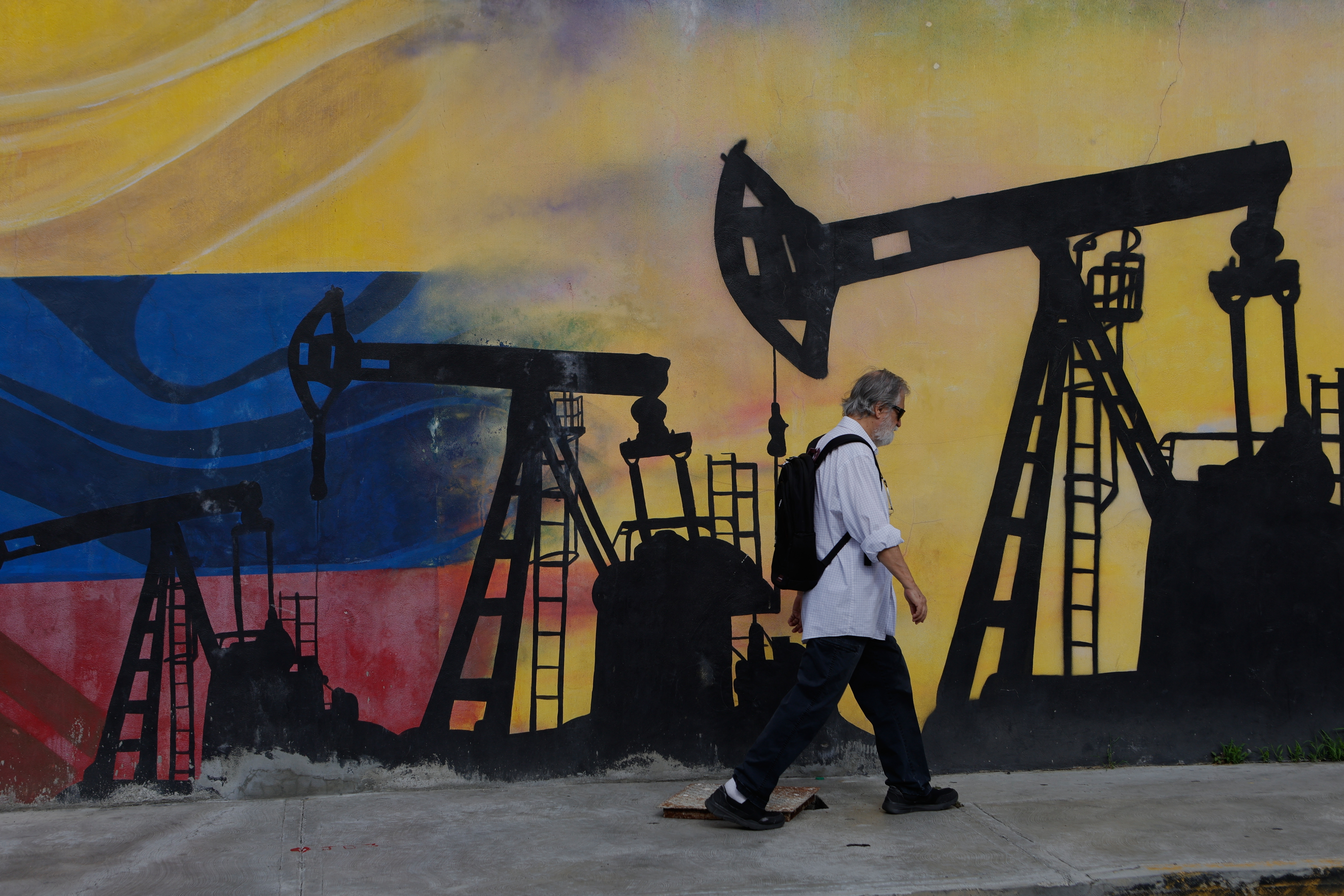 The U.S. Venezuela oil deal won't lower your gas prices. Here's what you need to know